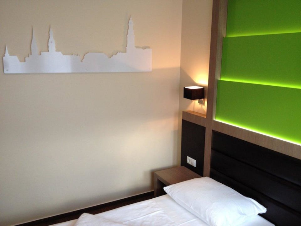 Blick ins Zimmer Holiday Inn - the niu, Fusion Hamburg St. Georg