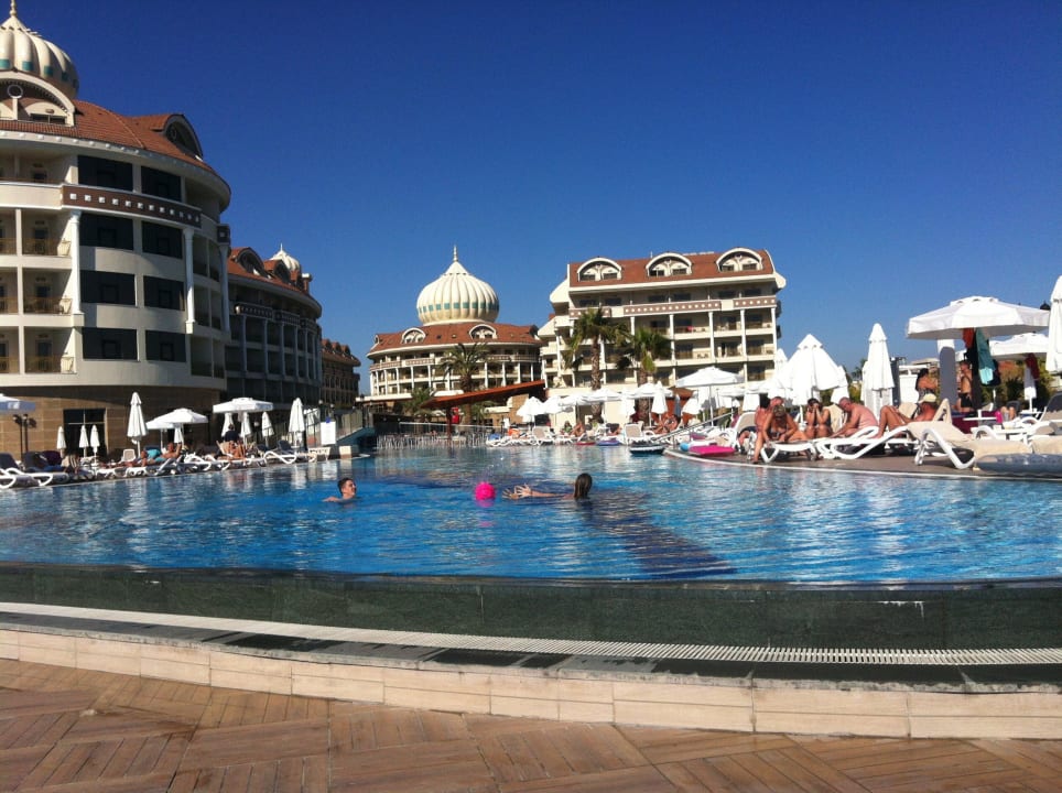 Großer Poolbereich Kirman Belazur Resort & Spa