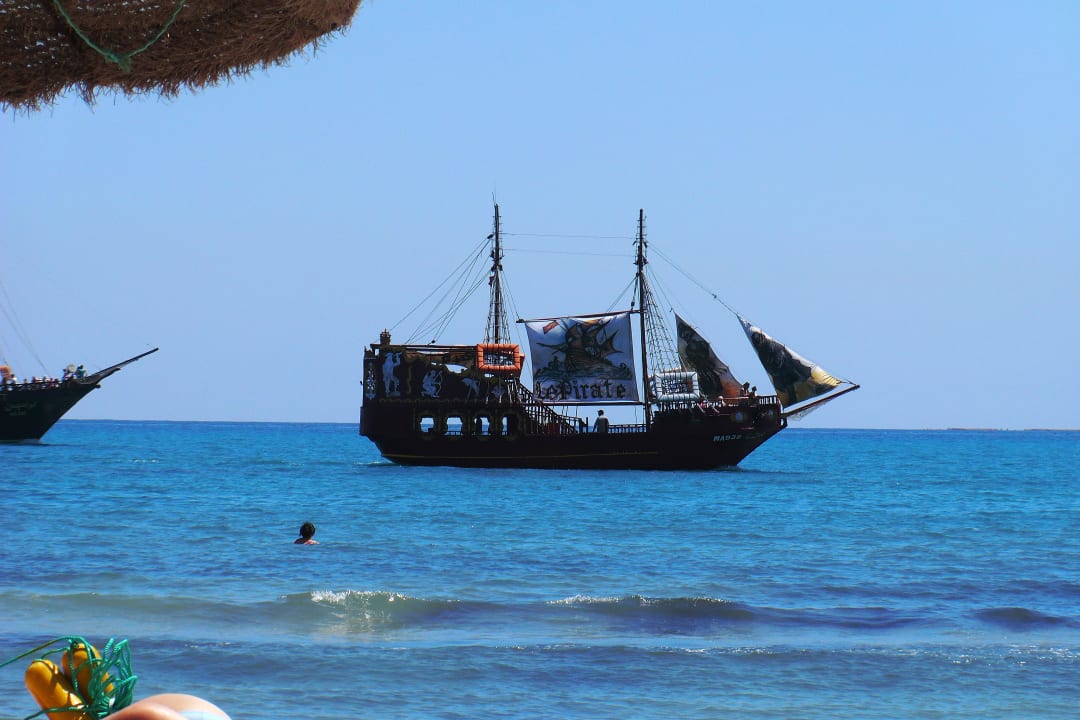 Piratenschiff segelt am Strand vorbei Hotel El Mouradi Cap Mahdia