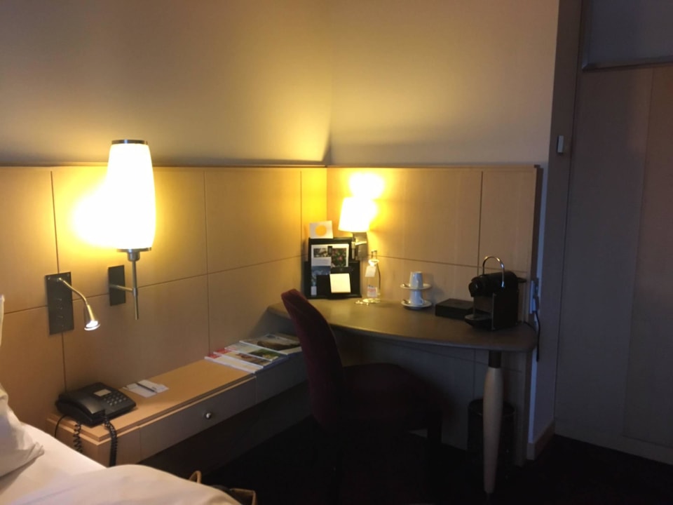 Kleiner Schreibtisch Hotel Mondial am Dom Cologne- MGallery