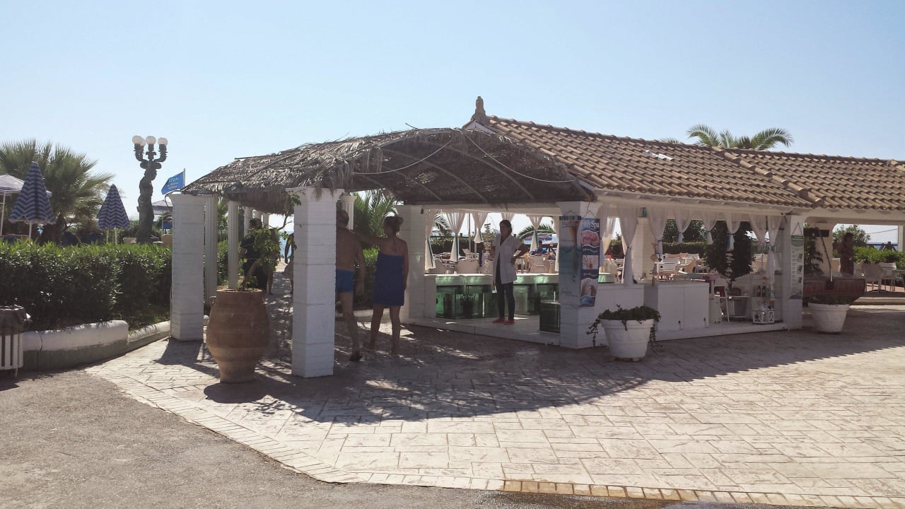 Weg zum Strand am Pool 3 vorbei Sandy Beach Resort