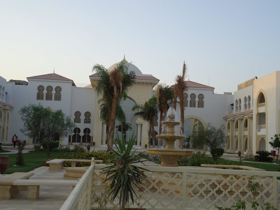 Blick auf das Gebäude und auf die Gartenanlage Old Palace Resort Sahl Hasheesh