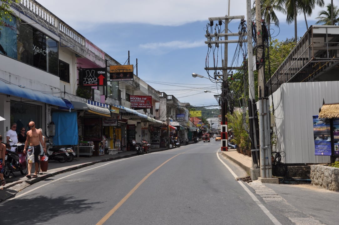 Hauptstrasse am Hoteleingang Karona Resort & Spa