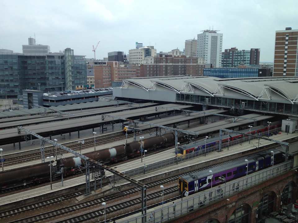 Ausblick vom 9. Stock zum Bahnhof Doubletree by Hilton Hotel Leeds City Centre