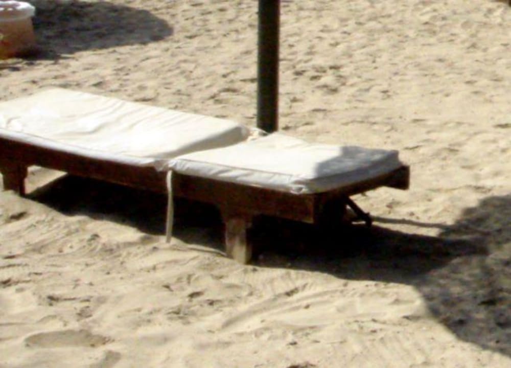 Viele kaputte Liegen Brayka Bay Resort