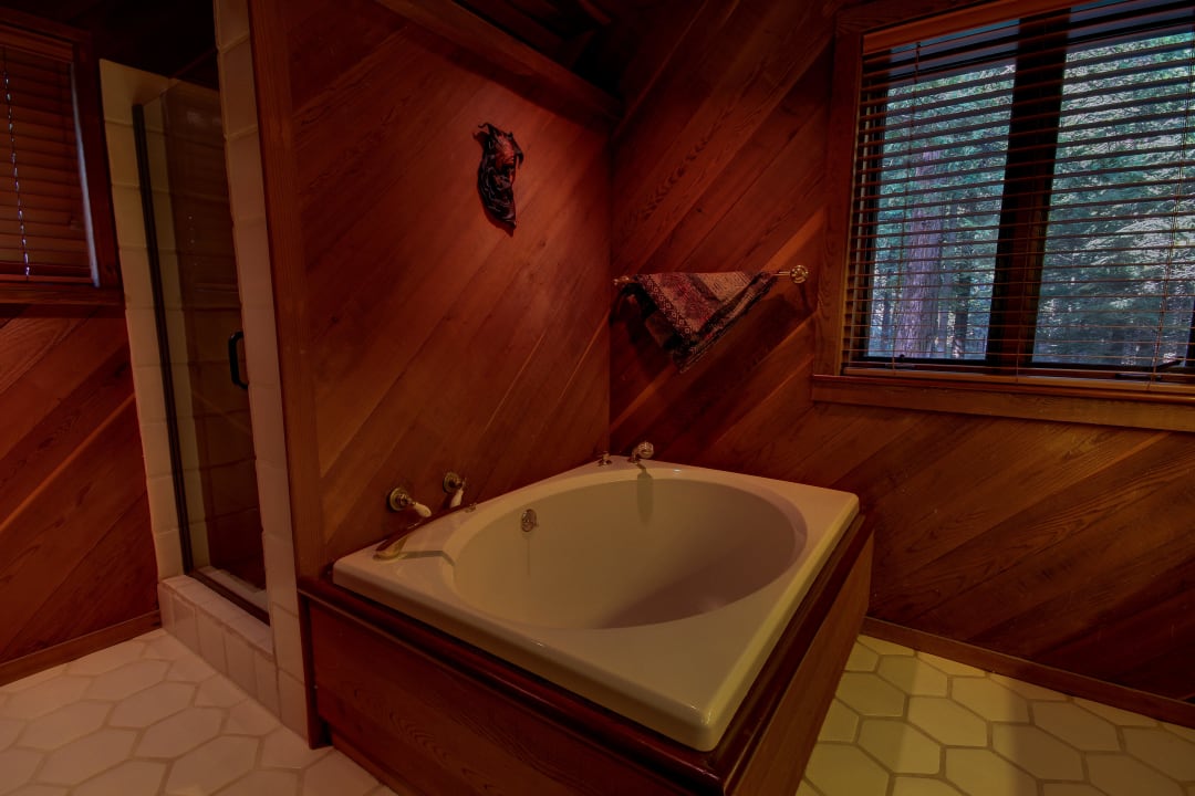 Sugar pine Suite / Deep Soaking Tub Little Ahwahnee Inn Yosemite