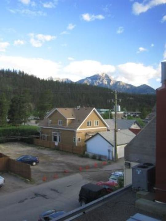 Ungeschönte Aussicht zur ruhigen Hotelrückseite The Athabasca Hotel