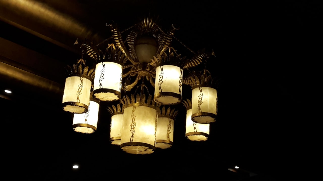 Lampe in der Lobby  Royal Taj Mahal Hotel