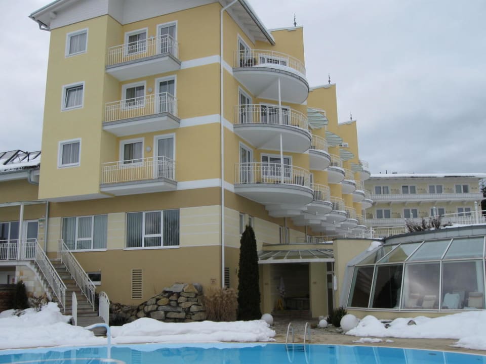 Außenansicht vom Poolbereich Hotel Almesberger