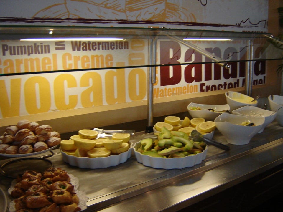 Śniadanie - ciasta i owoce Three Corners Sea Beach Resort