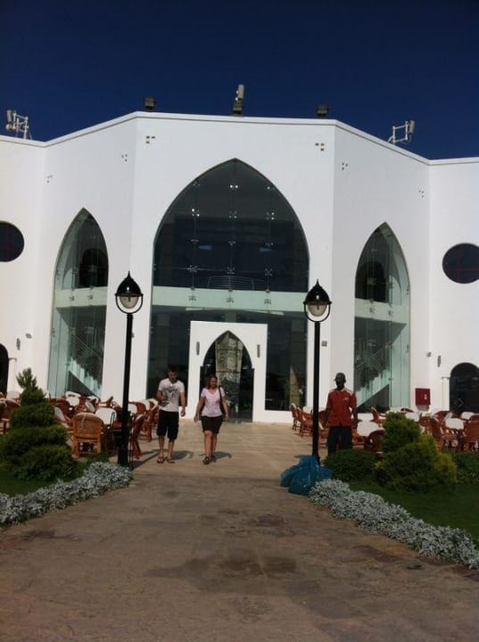 Von der Anlage aus zum Rezeptionsgebäude Hotel Gorgonia Beach Resort