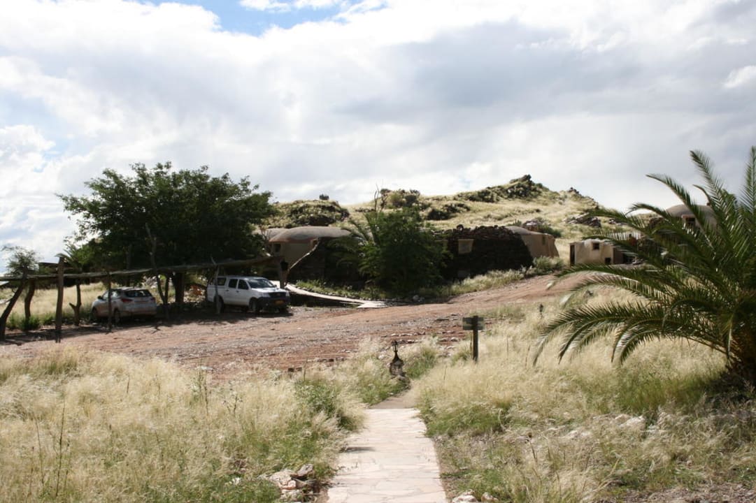 Weg zum Hauptgebäude Hotel Rostock Ritz