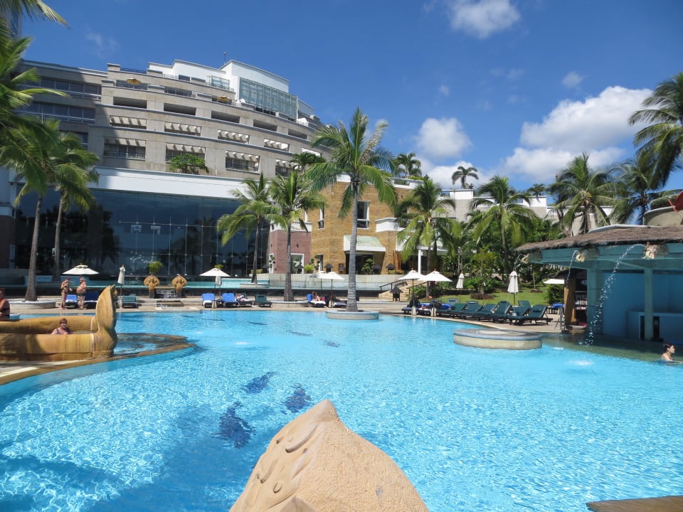 Mit Royal-Wing dahinter Hilton Hua Hin Resort & Spa