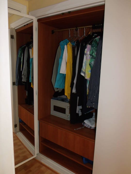 Kleiderschrank mit Spiegel und Save Roc Oberoy