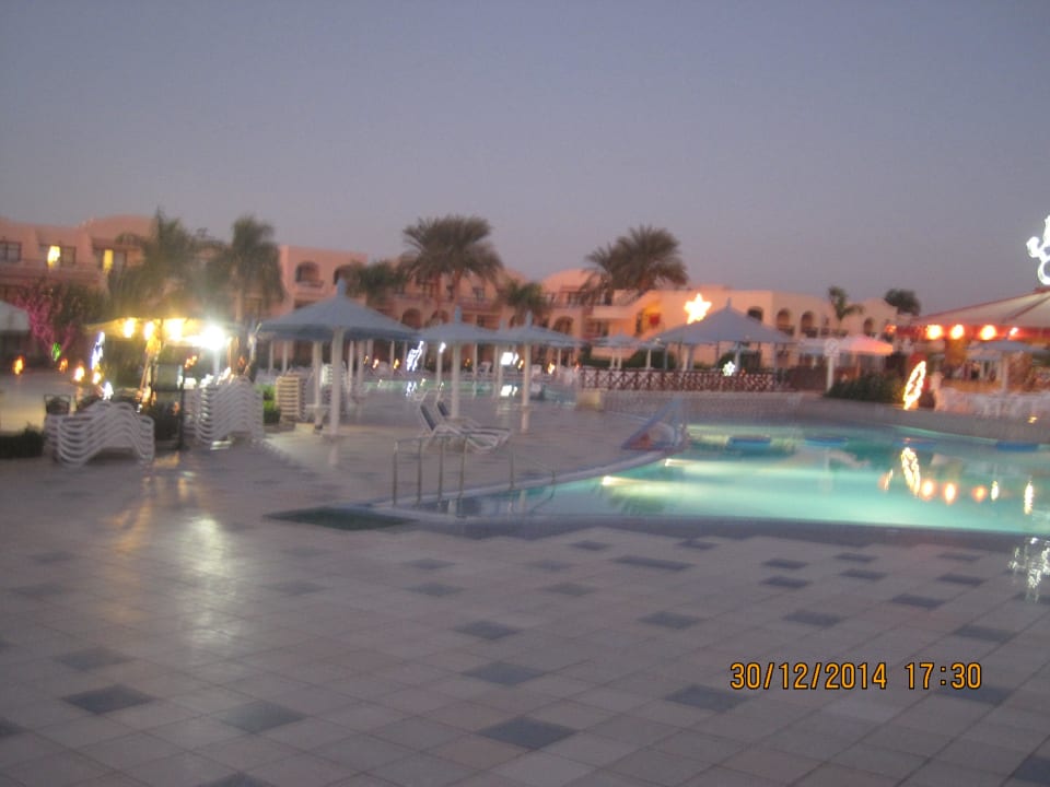 Abends am Pool Ali Baba Palace Hotel