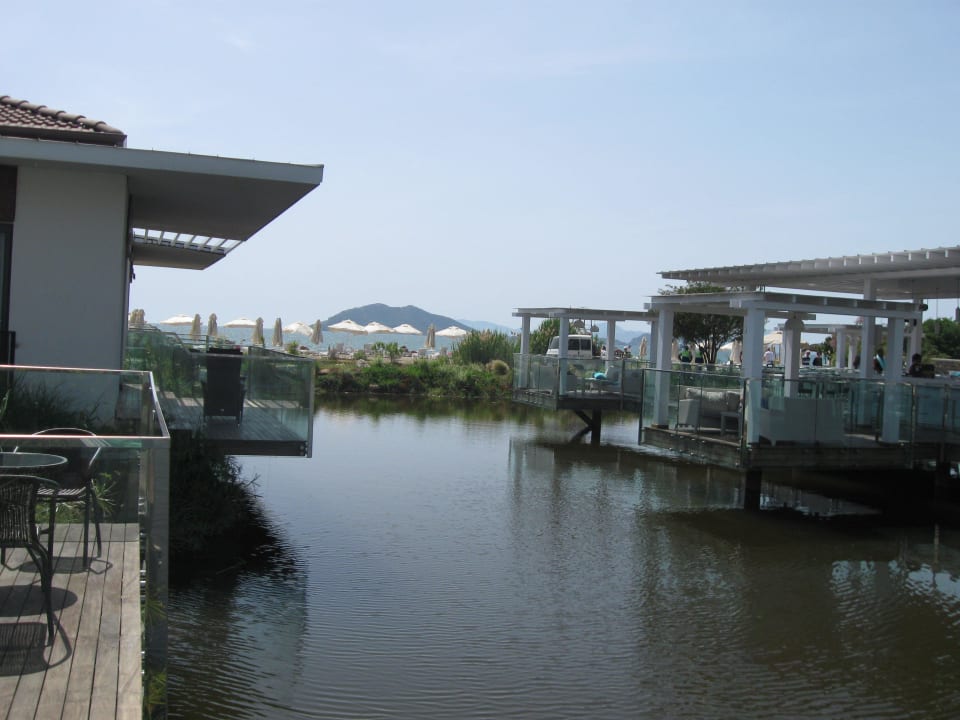 Blick auf Bar und Strand Jiva Beach Resort