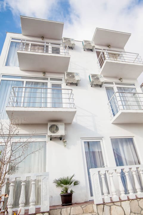 Фасад Rooms and apartments Milana