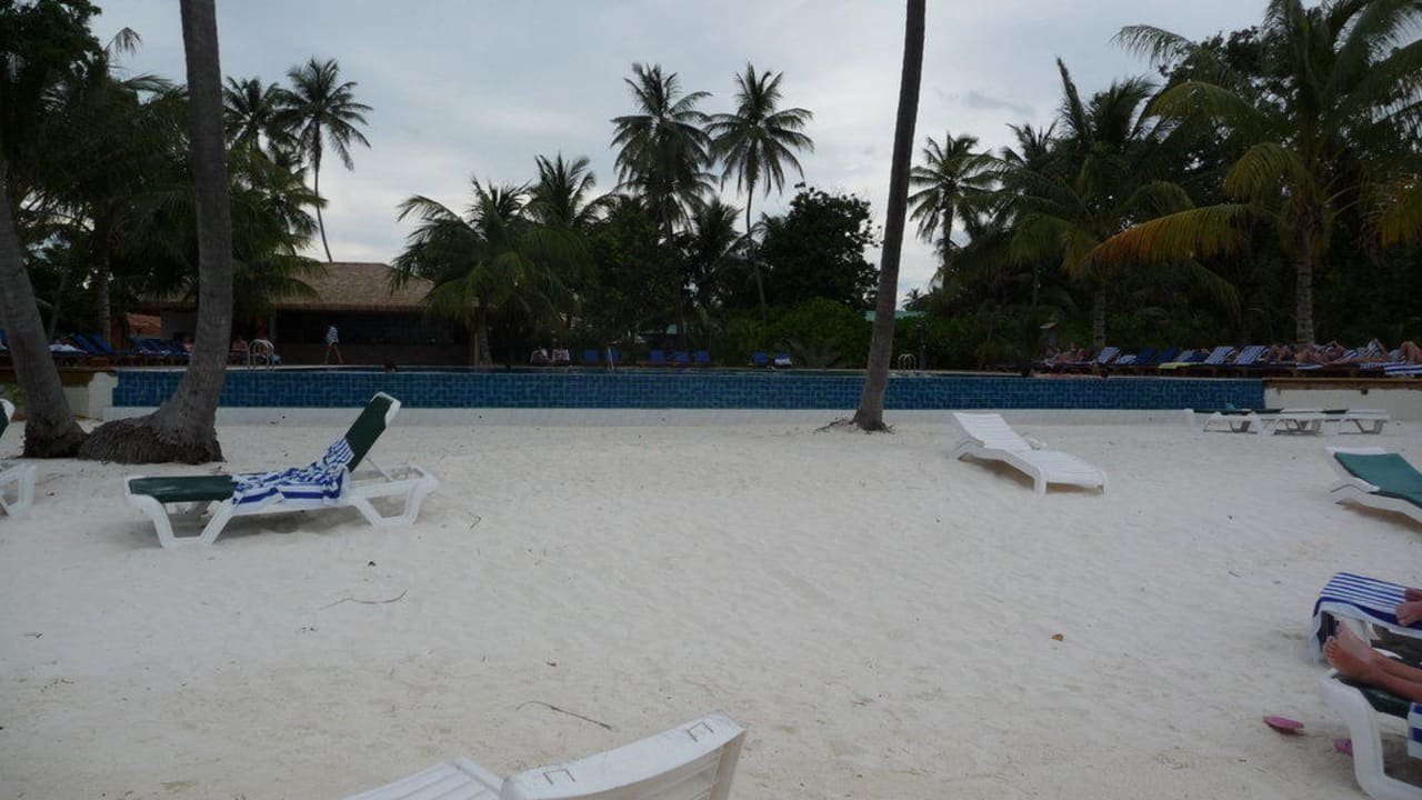 Neuer Pool vom Strand gesehen Meeru Maldives Resort Island