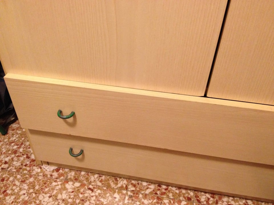 99 Euo Kasten, da klemmt schon mal die Lade Hotel Simi Lan