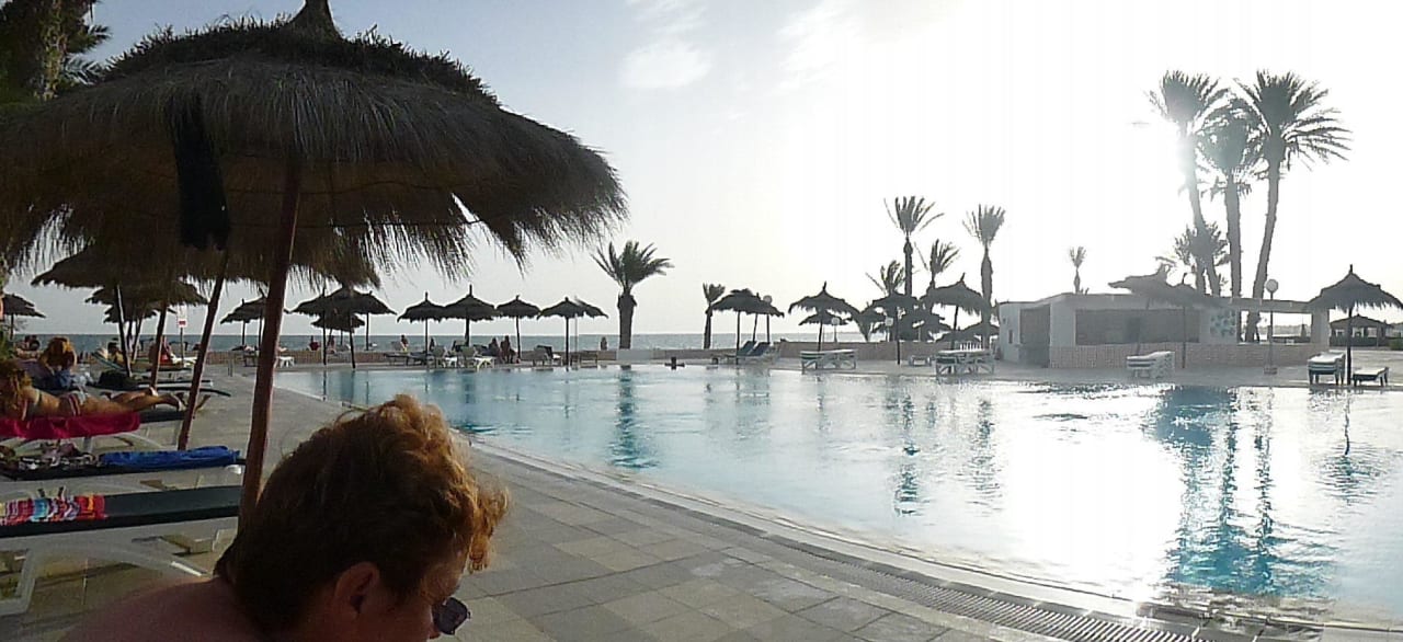 Per Pool mit Meerblick :-)  Hotel El Mouradi Djerba Menzel