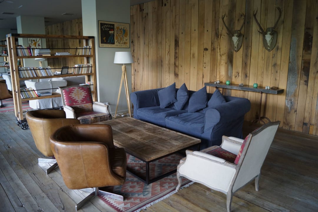 Sitzmöglichkeiten in der Bar Hotel Kazbegi