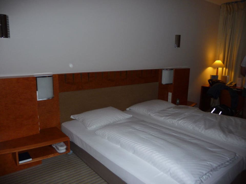 Zimmer / Bett Hilton Munich Airport