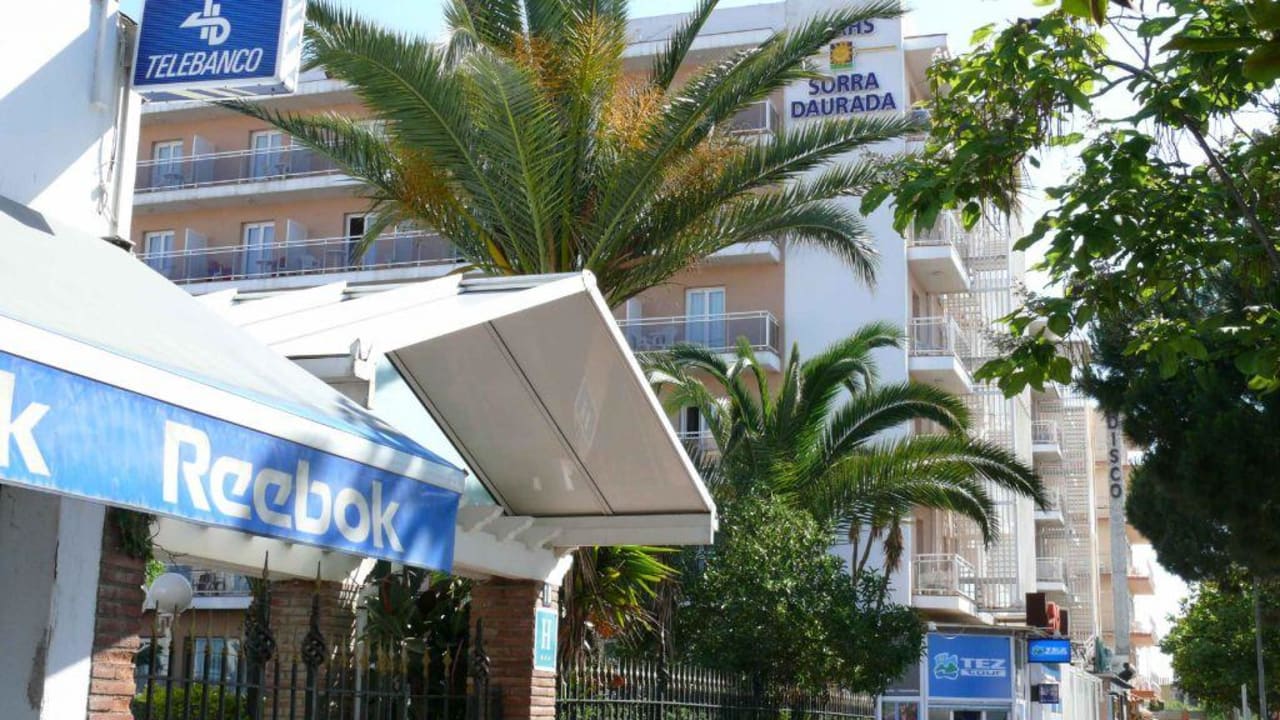 Widok hotelu z ulicy Hotel Sorra Daurada Splash