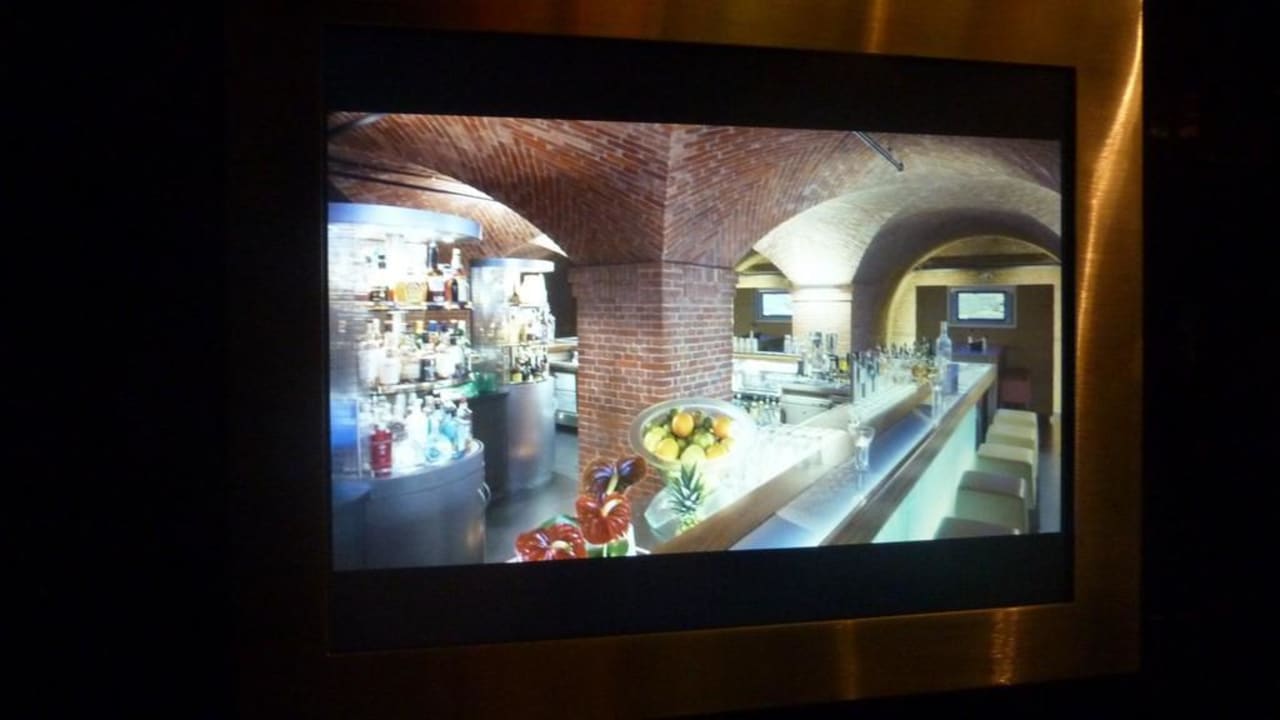Bildschirm im Fahrstuhl Mövenpick Hotel Hamburg