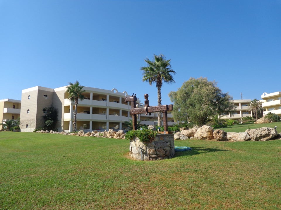 Garten mit Wohnblocks Hotel Kalithea Horizon Royal