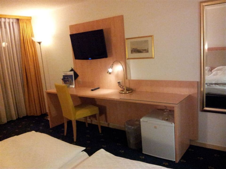 TV und Minibar Alpen Resort Hotel