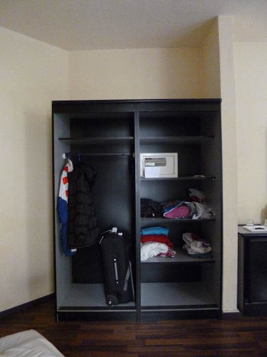 Wandschrank mit Safe Hotel Thomas Budapest