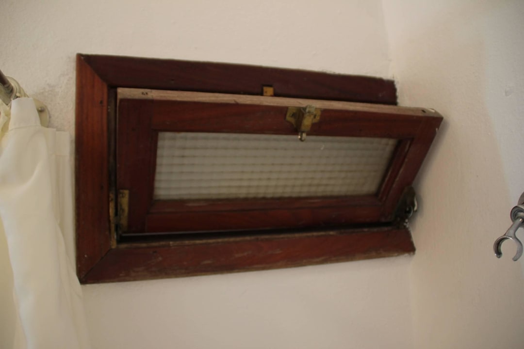 Angebliches Badfenster, dahinter eine Mauer Residencial Vila Lusitania
