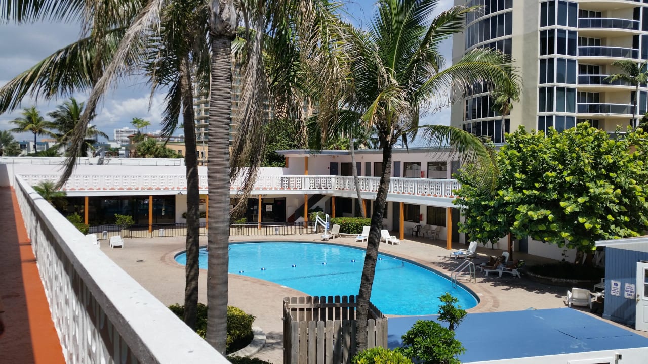 Blick zum Pool Hotel Travelodge Monaco Oceanfront Resort