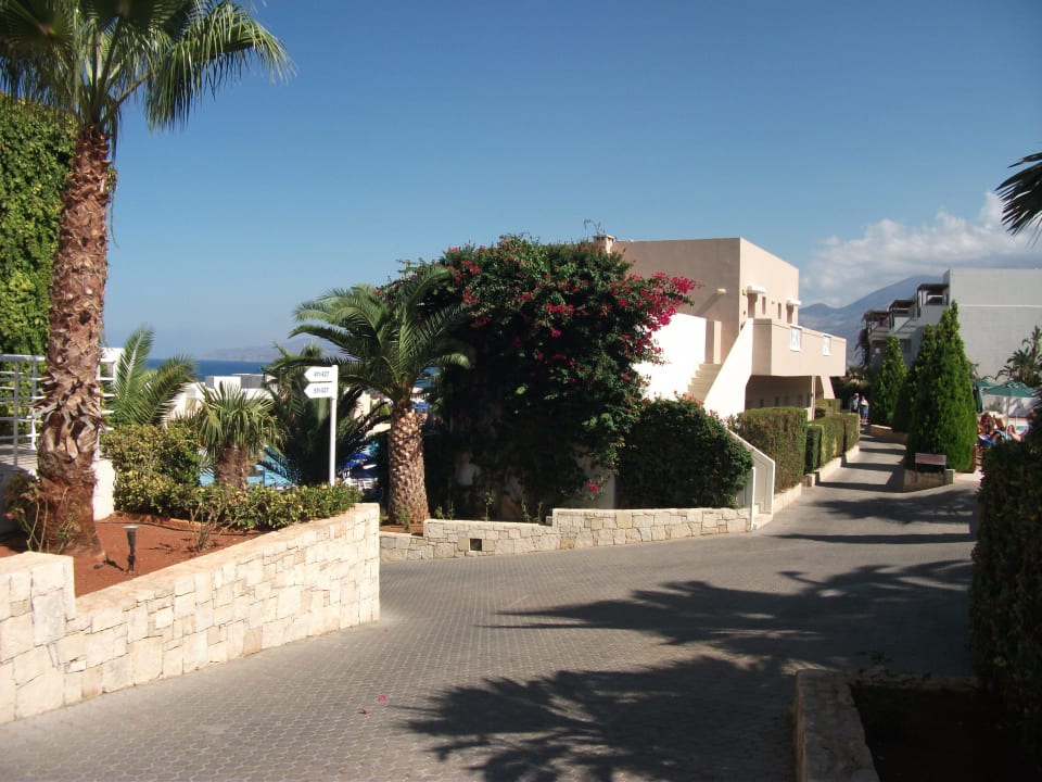 Weg in der Anlage Grand Hotel Holiday Resort