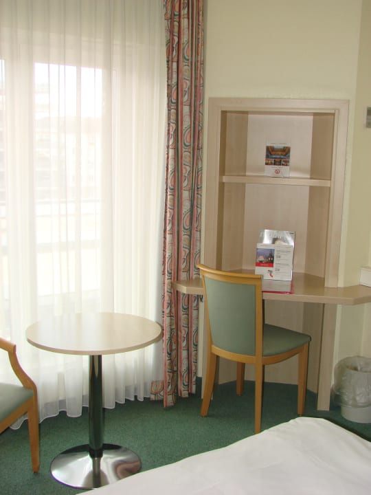 Stuhl & Schreibtisch IntercityHotel Hamburg-Altona