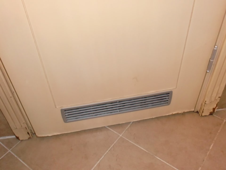 Tür im Badezimmer unten kaputt wegen Feuchtigkeit Hane Family Resort