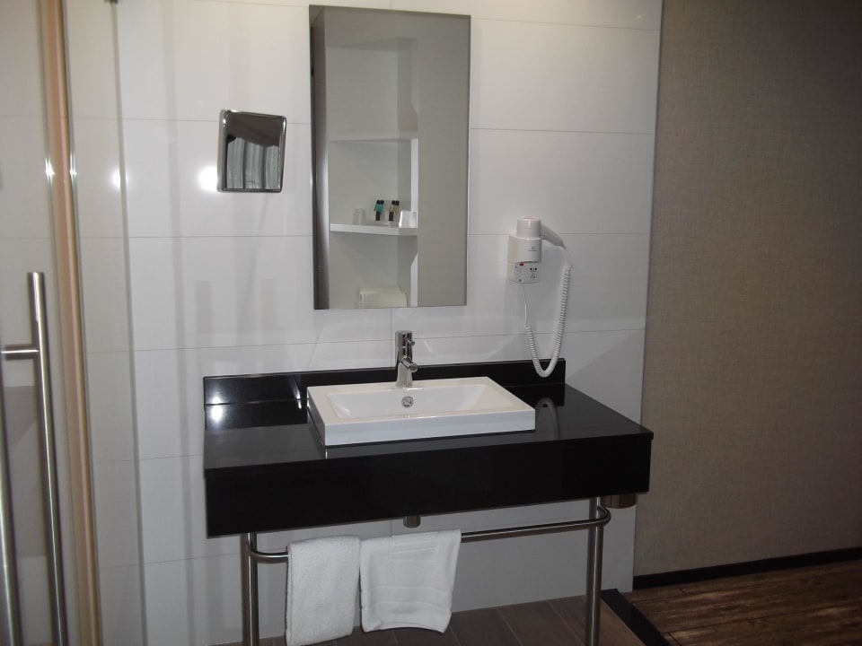 Sehr modernes Waschbecken, fast im Zimmer Van der Valk Hotel A4 Schiphol