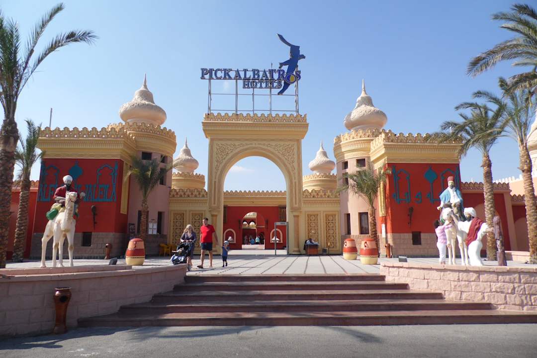 Der Eingang des Hotels Pickalbatros Alf Leila Wa Leila Resort - Neverland Hurghada