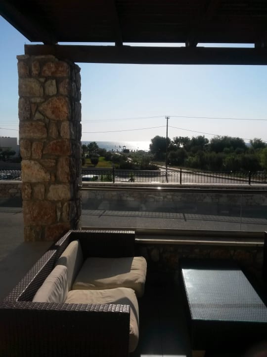 Sitzen vor dem Eingang mit Meer Atlantica Mikri Poli Rhodes