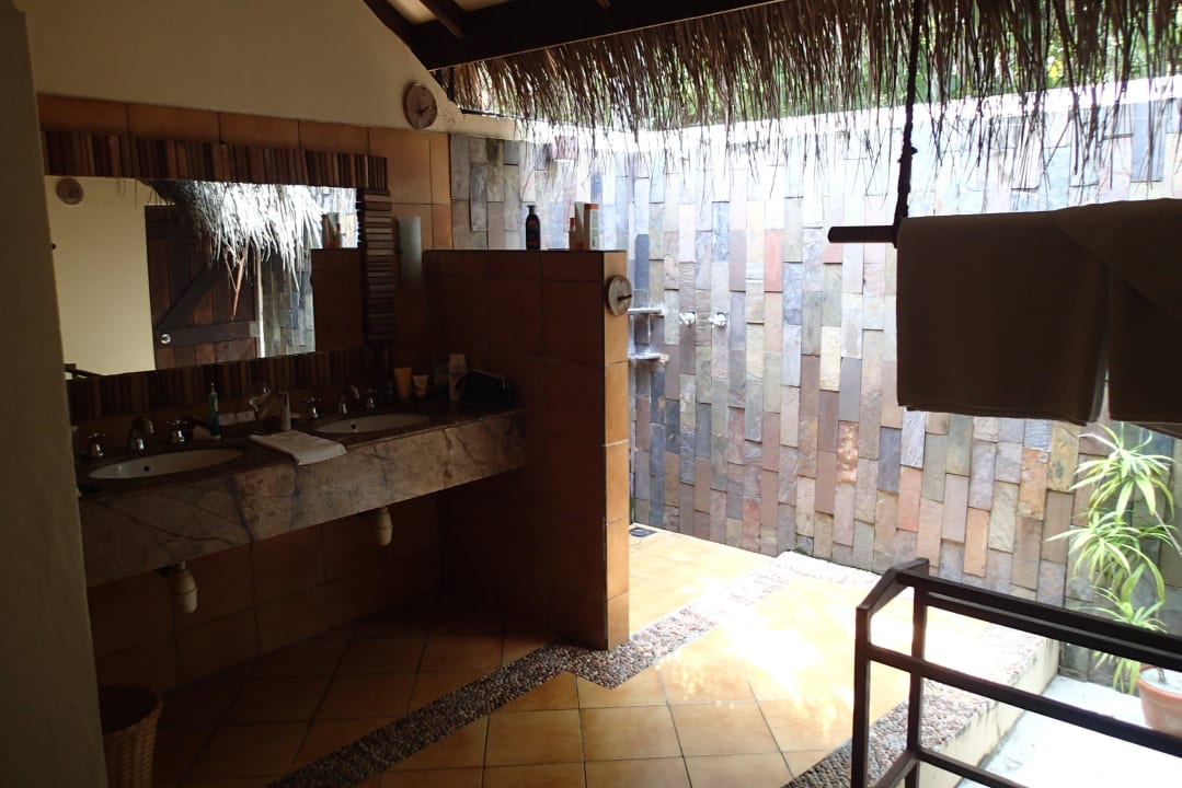 Tolles Bad, sehr groß mit Außendusche Filitheyo Island Resort