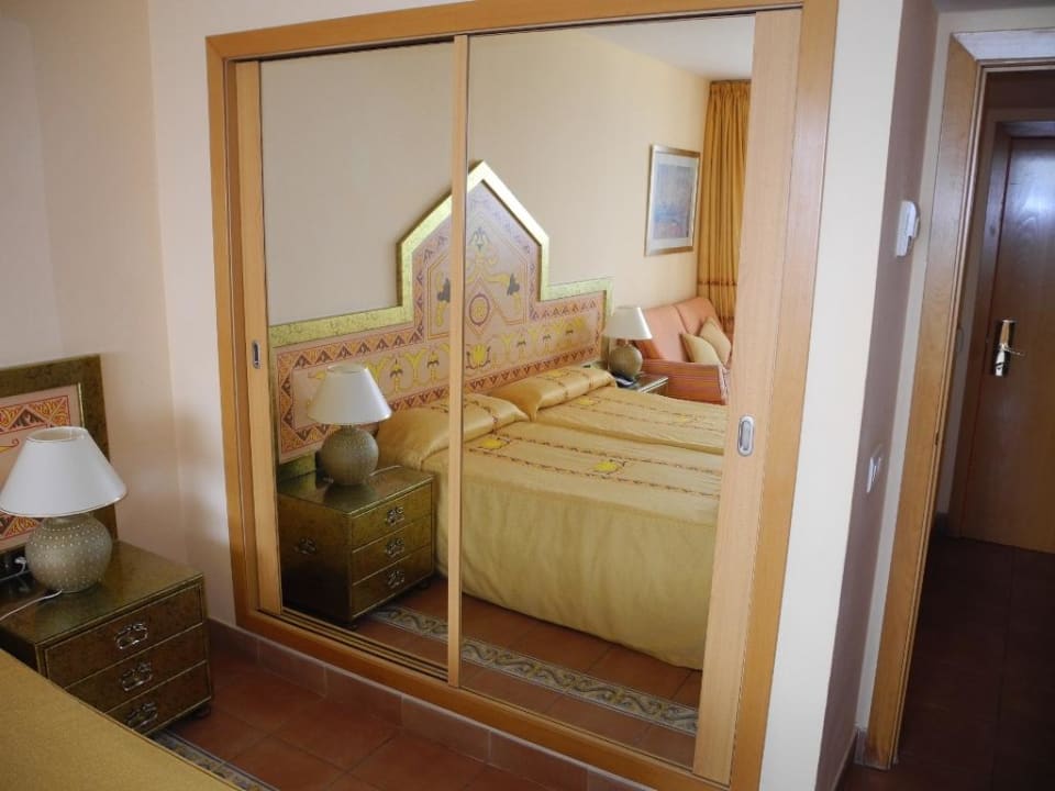 Hinter der verglasten Schiebetür ist ein Schrank Fuerteventura Princess
