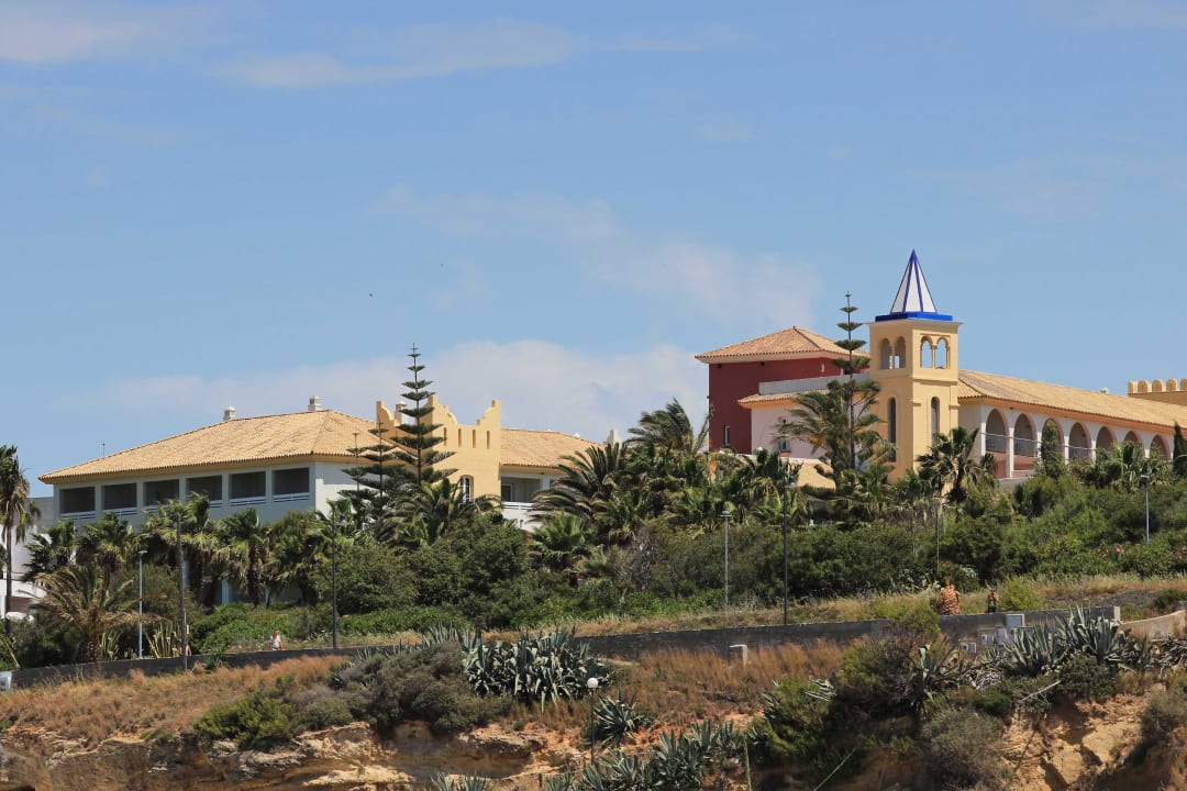 Blick vom Strand zum Hotel Fuerte Conil-Resort