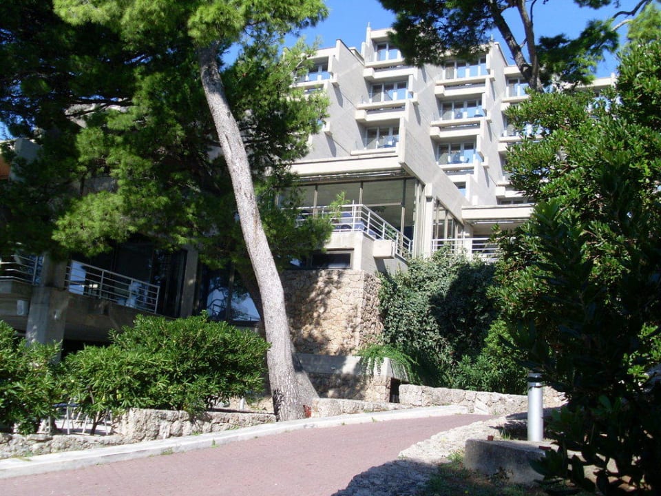 Blick vom Strand zum Haupteingang Bluesun Hotel Soline