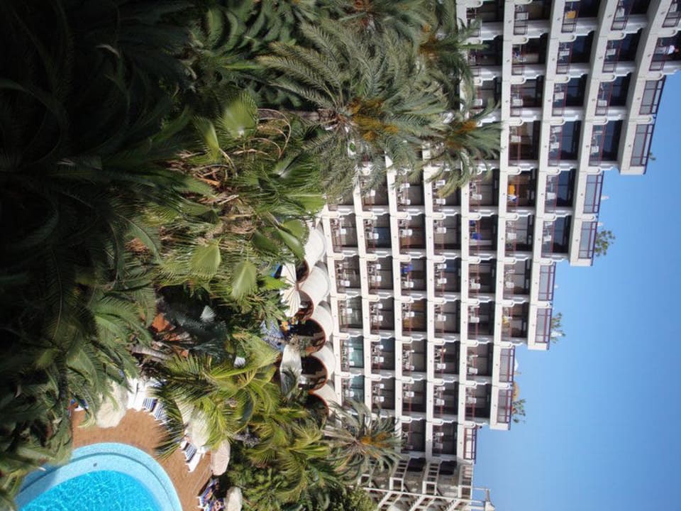 Ausblick vom Balkon auf das Hotel Seaside Hotel Sandy Beach