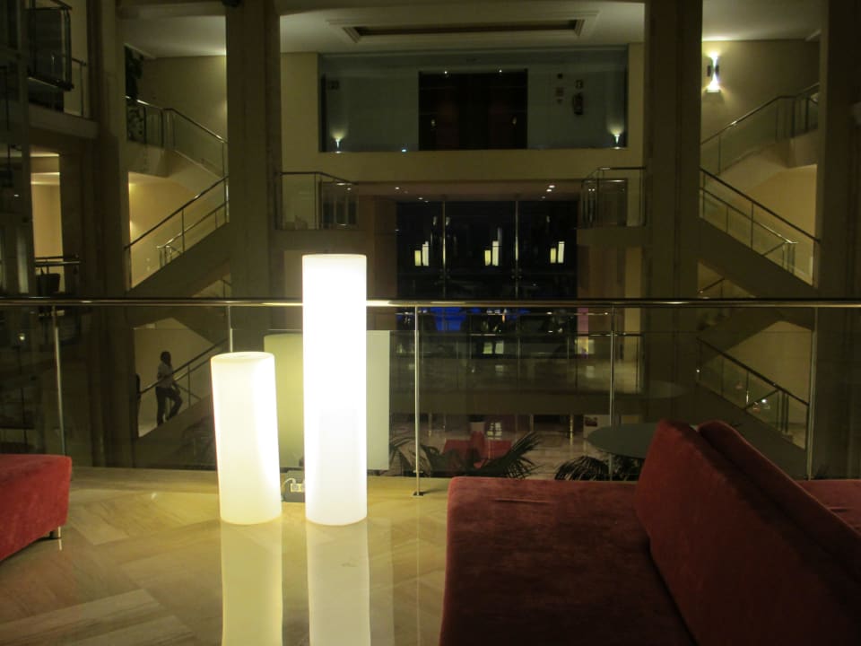 Großzügiges Foyer mit reichlich Sitzgelegenheiten Hipotels Playa la Barrosa