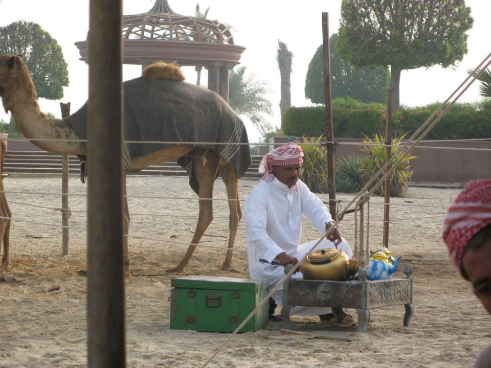 Beduine kocht am Morgen Tee Emirates Palace Mandarin Oriental