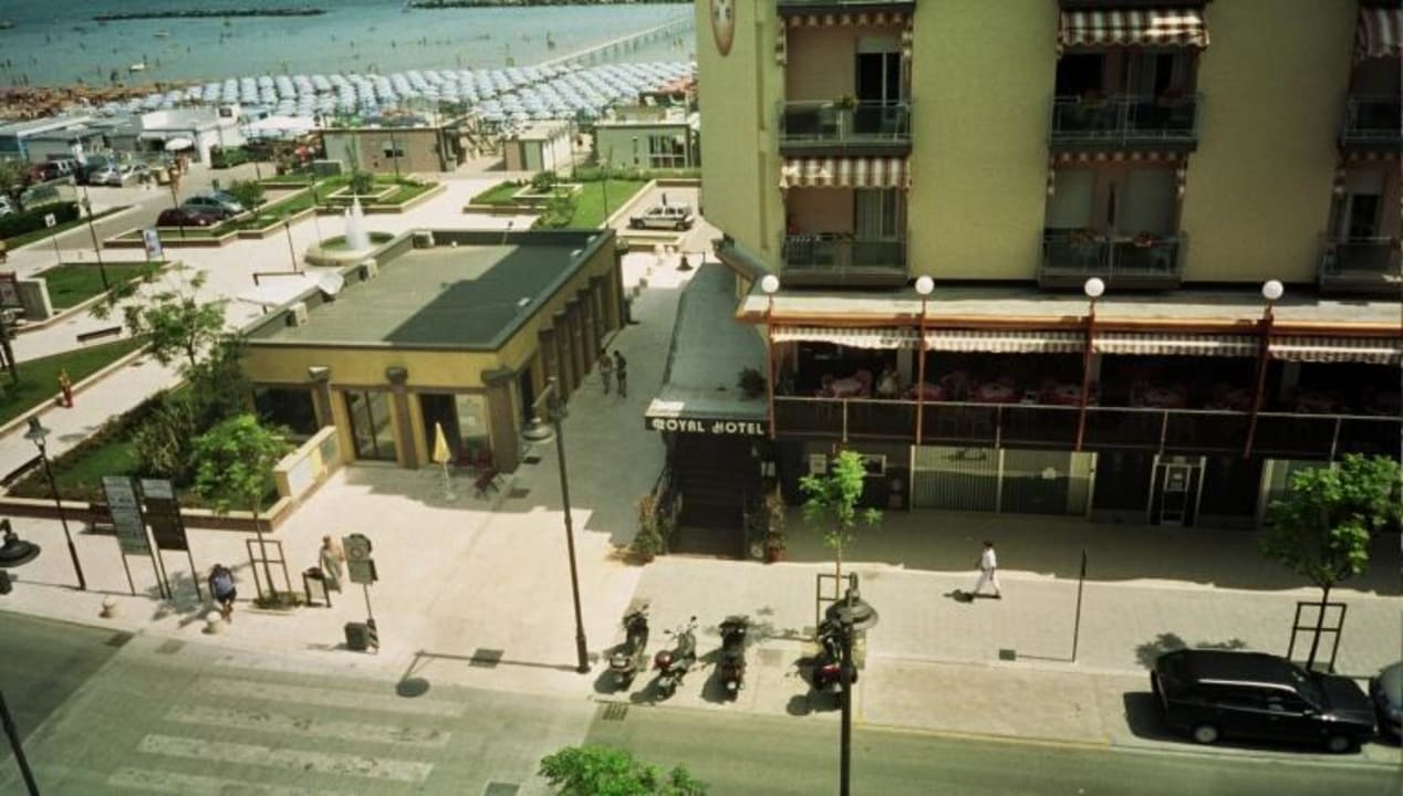 Weg über die Strasse zum Meer Hotel Metropol