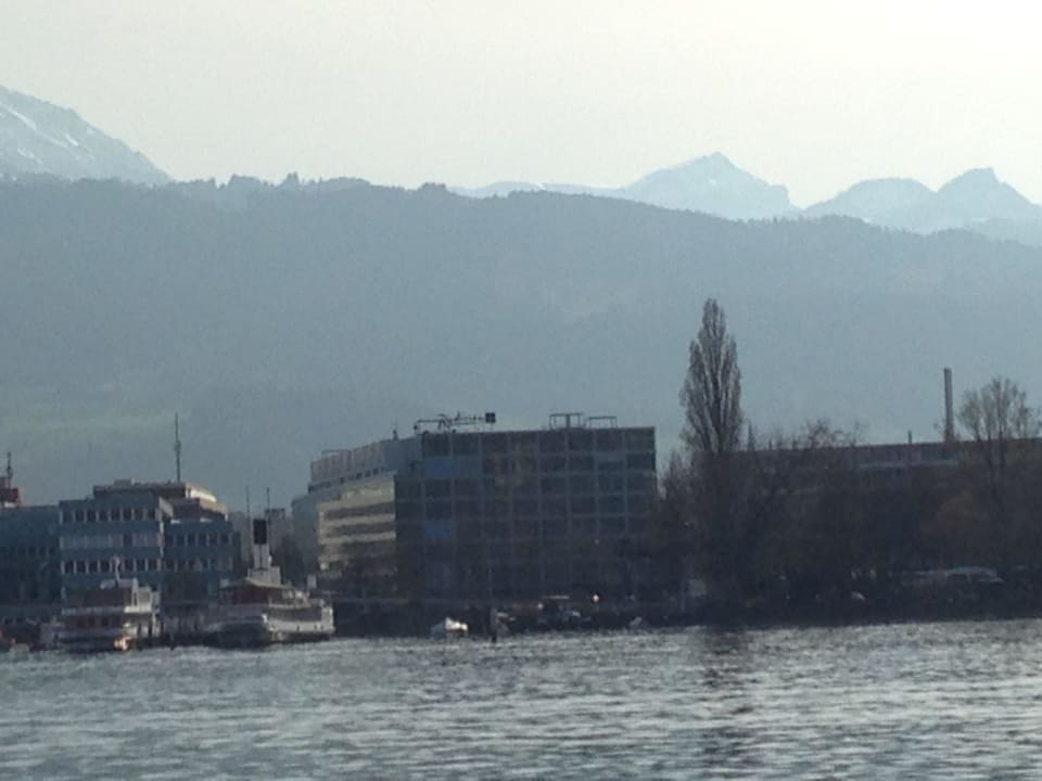 Blick vom See auf das Hotel Radisson Blu Hotel Lucerne