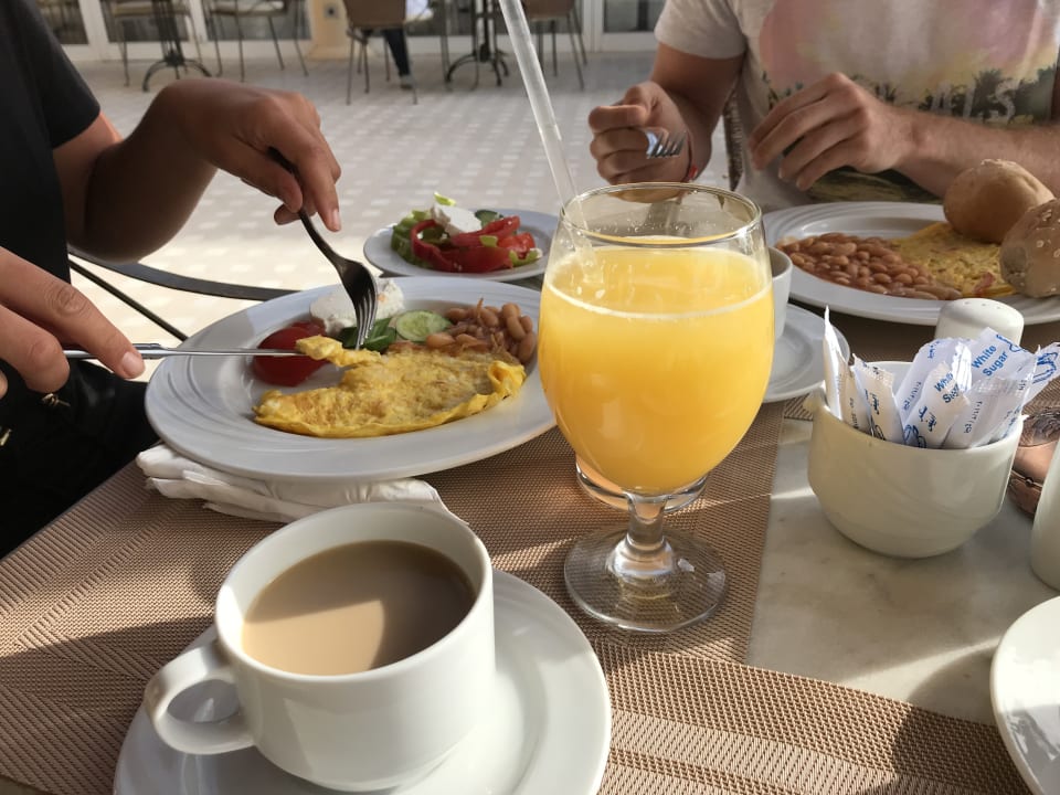 Frrühstück im FINO, frisch gepresster Orangensaft Grand Waterworld Makadi & Family Star Makadi