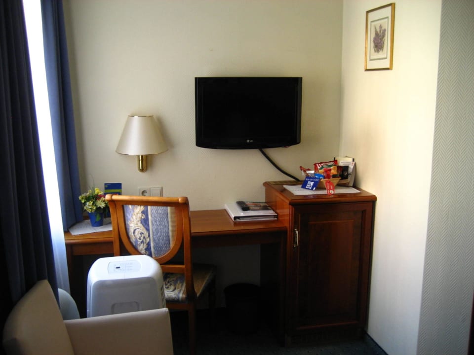 Schreibtisch, Fernsehgerät und Kühlschrank Hotel am Heideloffplatz